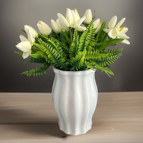 9 1/4” Tall White Vase Vintage WCL Scalloped Home Decor Table Centerpiece Entry - Picture 1 of 16